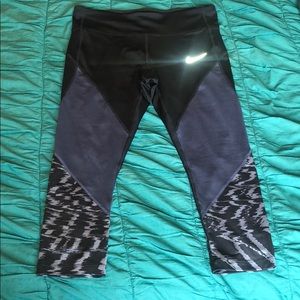 NIKE DriFit Capri Leggings Size L NWOT